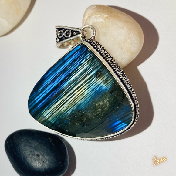 WOW Natural Labradorite Gemstone Handmade Pendant - Picture 4 of 5